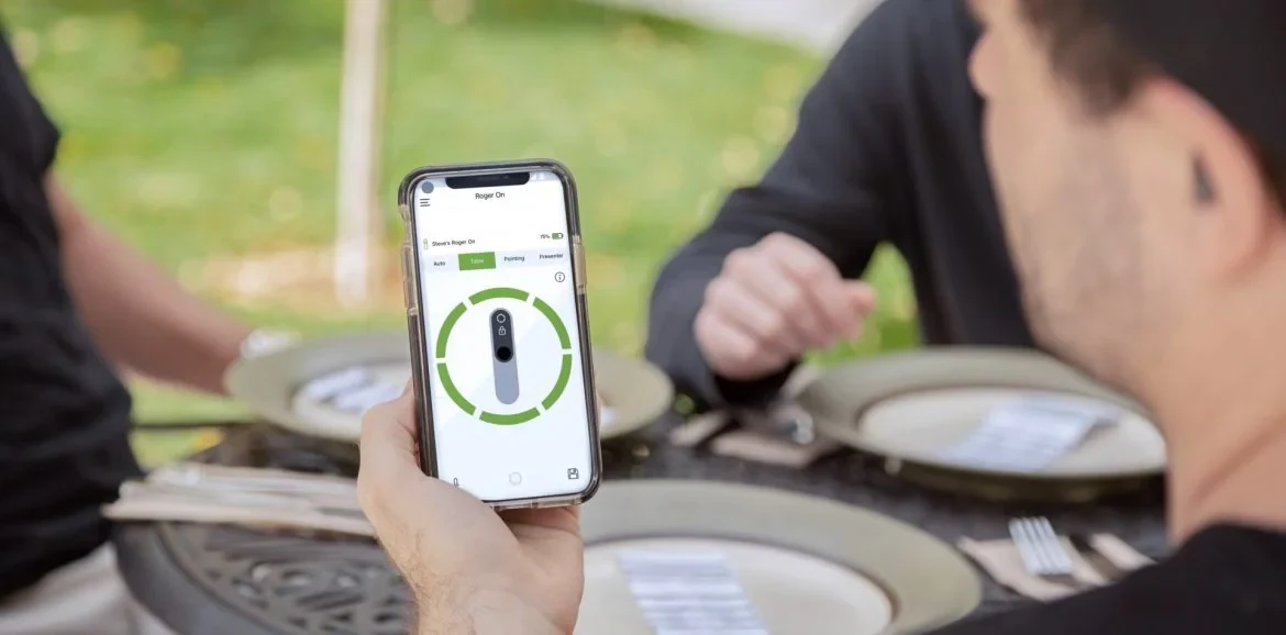 Phonak Roger On und die myRogerMic App im Einsatz bei einem Tischgespräch