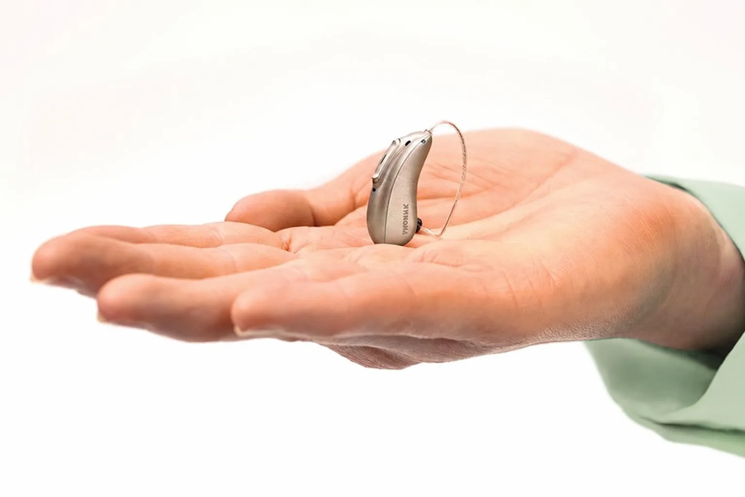 Hörgerät in offener Hand als Symbol für unverbindliches Probetragen